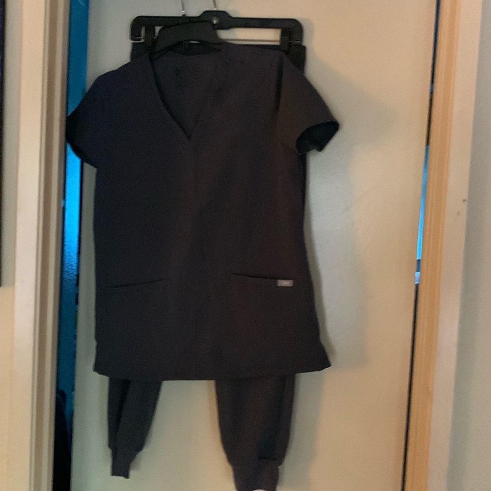 Figs scrub set, charcoal color, XS/P pants and XS top.
